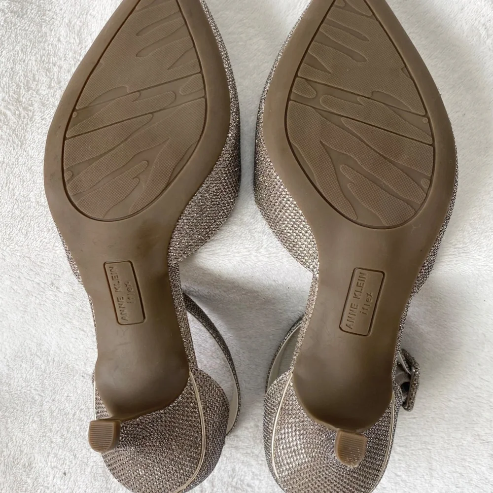 Anne Klein Ariana iFlex Metallic Gold‎ Shimmer Ankle Strap Kitten Heels Pumps 9M